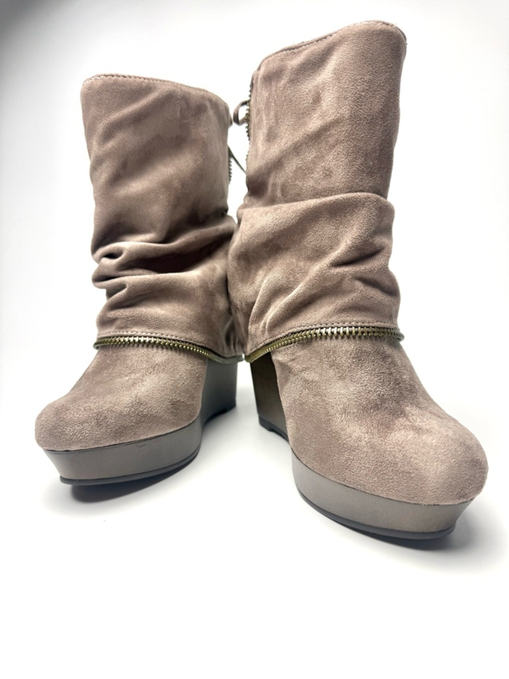 Women’s Size 7.5 Taupe Wedge Ankle Boots Slouchy Zip Accent - Picture 6 of 10